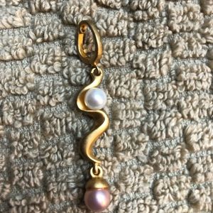 Goldtone pink pearl and white pearl pendant
